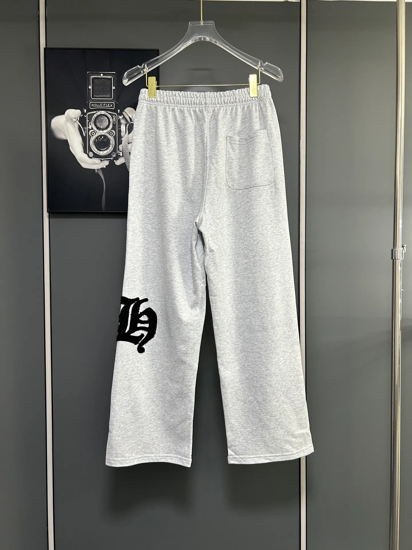 P220 Chrome Hearts 25 new colorful cross-mark loose straight trousers 2025 autumn and winter new embroidered elastic band casual trousers, customized fabrics at the counter. Made of 400g high-version terry fabric, with high breathability and comfort, impeccable details, no pilling and no deformation, brand element design concept, reflecting high quality. It feels delicate and soft! It presents casual tailoring, the same style for men and women, and the upper body shape is awesome! Size: S M L XL Color: Black Gray